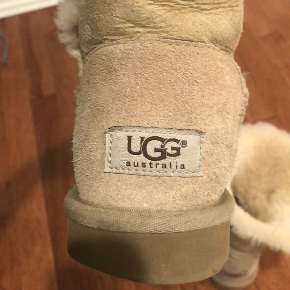LIGHT SINGLE BUTTON UGGS - Picture 3 of 4